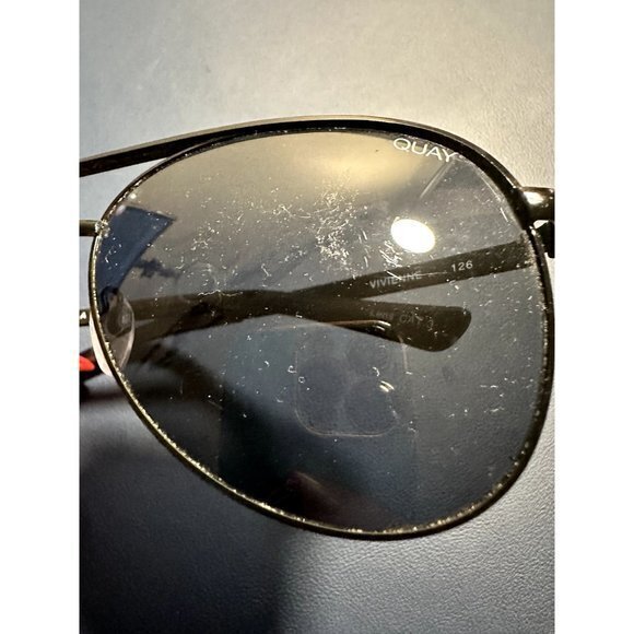 QUAY AUSTRALIA LADIES VIVIENNE 126 SUNGLASSES - -WORN ,‎ MINOR SCRATCHING - Picture 2 of 6